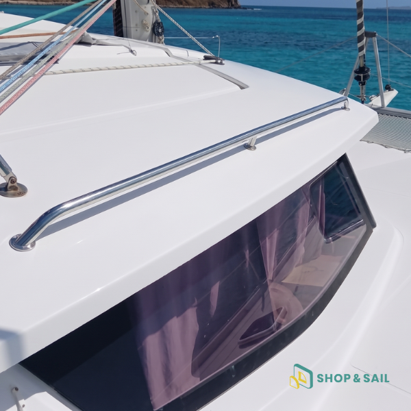 Main courante inox brillante Ø28 mm 205 cm installée sur catamaran Fountaine Pajot Helia 44 Evolution.