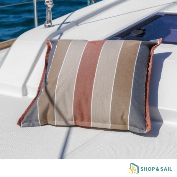 Coussin déco lumineux Access by NV Equipment pour bateau. Design cocooning, confort à bord et ambiance chaleureuse dans le cockpit ou la cabine.