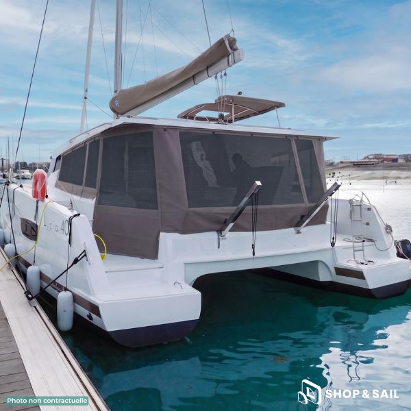 Fermeture de cockpit avec moustiquaire NV Equipment en toile acrylique pour catamaran Fountaine Pajot Lucia 40.