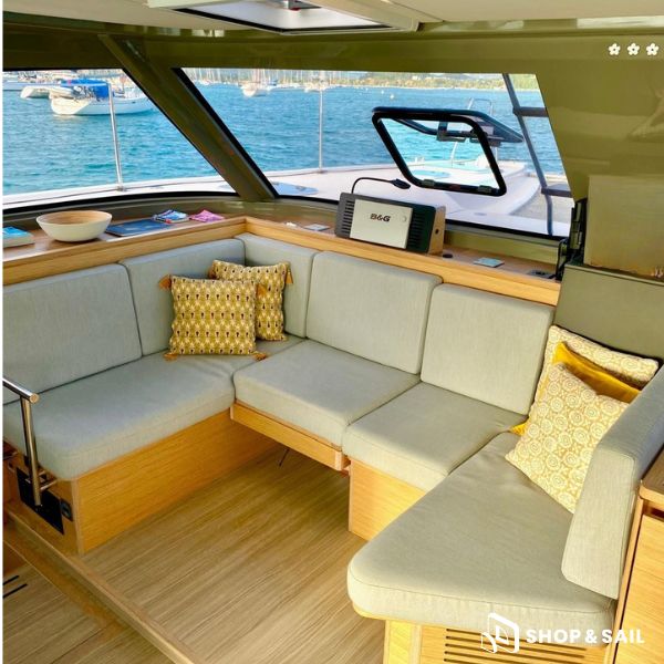 Sellerie de carré intérieur sur mesure pour catamaran Nautitech. Housse seule ou mousse + housse en simili cuir ou Silvertex, plusieurs coloris disponibles.
