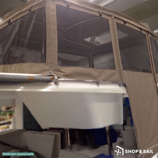 Toile de tour protection barreur avec moustiquaire NV Equipment installée sur un catamaran Fountaine Pajot Lucia 40.